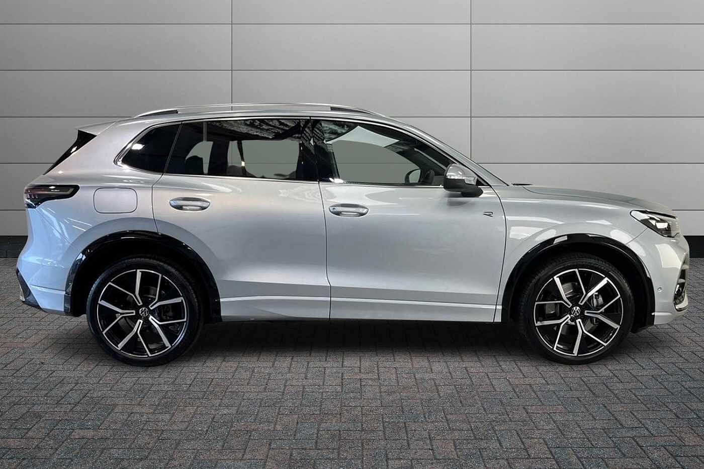 Volkswagen Tiguan 2.0 TDI R-Line SUV 5dr Diesel DSG Euro 6 (s/s) (150 ps)