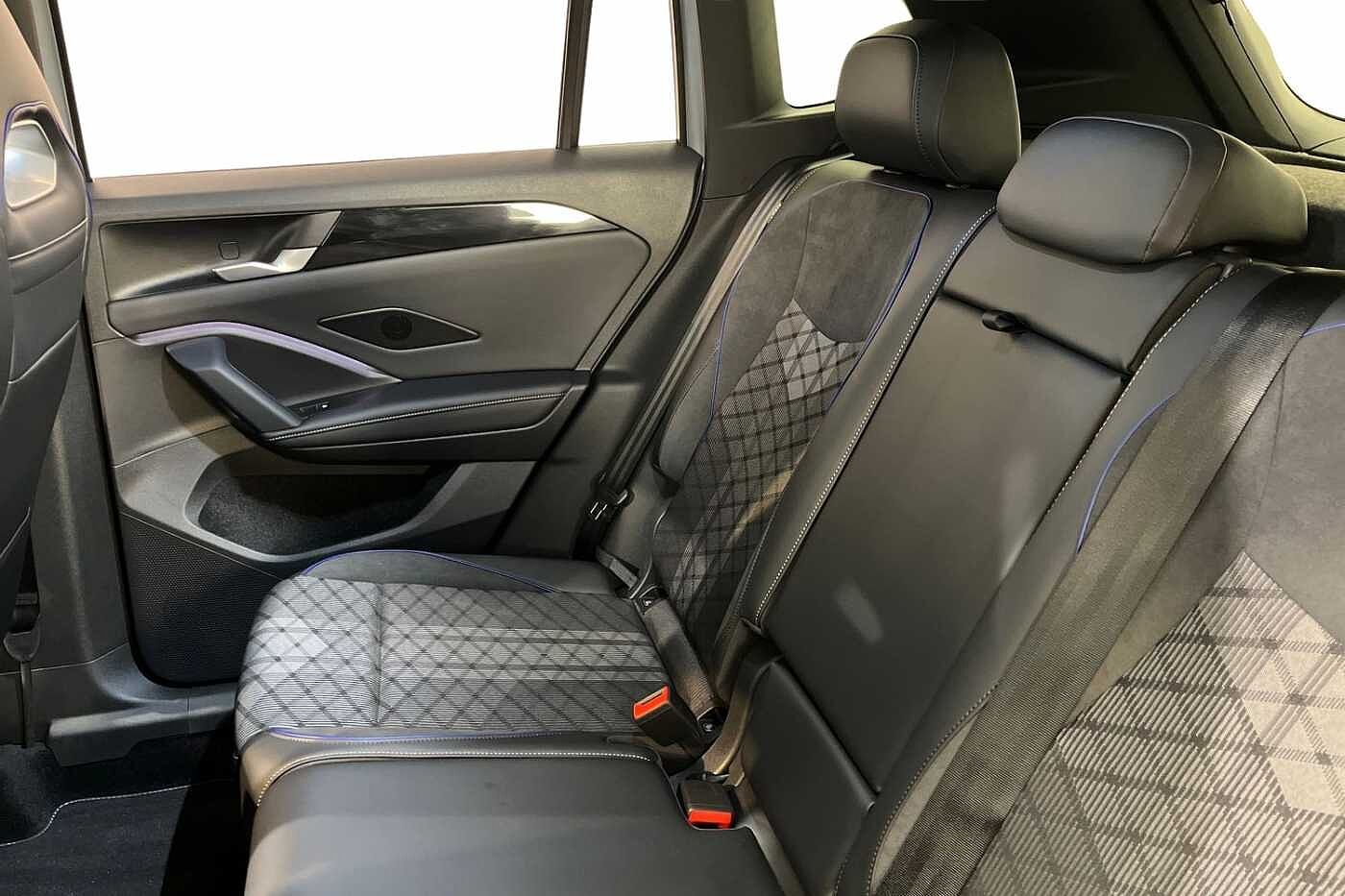 Volkswagen Tiguan 2.0 TDI R-Line SUV 5dr Diesel DSG Euro 6 (s/s) (150 ps)